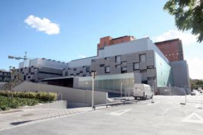 El consejero de Sanidad, Antonio María Sáez, visita el nuevo hospital de día oncohematológico y el laboratorio de extracciones para análisis del Hospital Clínico Universitario