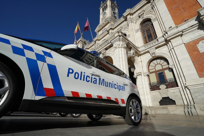 Imagen de archivo de un vehículo policial ante el Ayuntamiento de Valladolid. - AYUNTAMIENTO DE VALLADOLID
