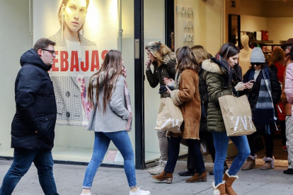 Las tiendas del centro de Valladolid acogieron a un gran número de clientes durante el comienzo de la campaña invernal.-J.M. LOSTAU