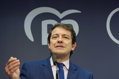 Alfonso Fernández Mañueco, en su comparecencia de ayer tras reunirse con los presidentes provinciales. ICAL