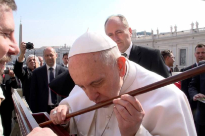 El Papa Francisco besa el bastón original de Santa Teresa de Jesús-Ical