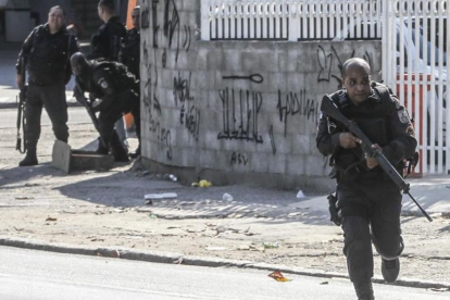 Miembros de la policia realizan este lunes 12 de junio un operativo contra el narcotrafico en una favela.-ANTONIO LACERDA