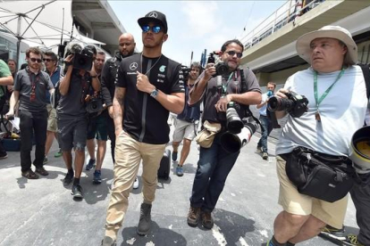 Hamilton llega al circuito de Interlagos.-AFP / MIGUEL SCHINCARIOL