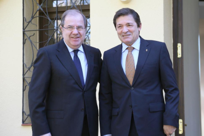 El presidente de la Junta de Castilla y León, Juan Vicente Herrera, se reúne con el presidente del Principado de Asturias, Javier Fernández-ICAL