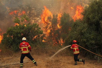 Bomberos tratan de extinguir las llamas del incendio que arrasa el Algarve portugués, este martes. /-MIGUEL A. LOPES (EFE)