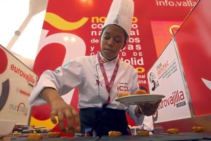 Una finalista estadounidense, en la cúpula, en un pasado concurso internacional de escuelas de cocina, que ha dado pie al IConcurso Mundial de Tapas.-ICAL