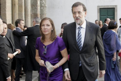 Mariano Rajoy y su esposa, Elvira Fernández, a la salida de la iglesia de Santa María del Sar, en Santiago, tras una boda.-/ EFE