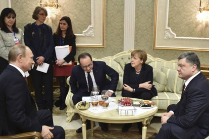 Vladimir Putin, Petró Poroshenko, Angela Merkel y François Hollande, en la cumbre de Minsk.-Foto: HANDOUT / REUTERS