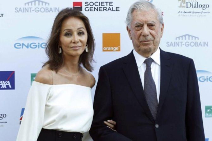 Vargas Llosa y Preysler posan a su llegada a la entrega del XIII Prix Dialogo a la Amistad Hispano-Francesa otorgado al escritor y a la novelista y dramaturga francesa Yasmina Reza.-EFE / PACO CAMPOS