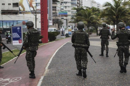 Unos militares del ejercito brasileño patrullan las calles de Vitoria, en Espirito Santo, Brasil.-ANTONIO LACERDA