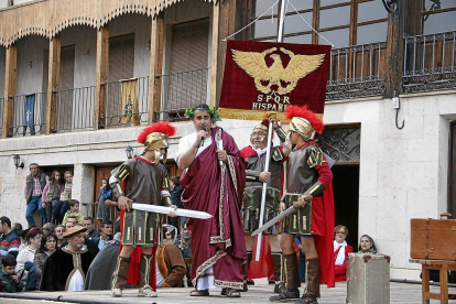 Representación teatralizada de la época romana durante la pasada edición de el Desfile de la Historia de Peñafiel.-EL MUNDO