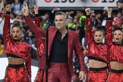 El cantante Robbie Williams, en la ceremonia de apertura del Mundial de Rusia.-AFP / PATRIK STOLLARZ