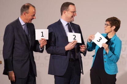 De izquierda a derecha, los tres candidatos a presidir la CDU, Friedrich Merz, Jens Spahn y Annegret Kramp-Karrenbauer.-JENS MEYER (AP)