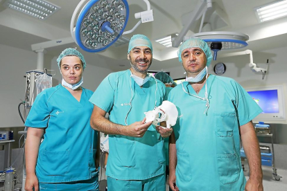 Los doctores  Plata, Del Canto y Trigueros. En el hospital Clínico de Valladolid.-J.M. LOSTAU