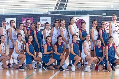 Las jugadoras del CDU de la categoría cadete antes de comenzar su partido.