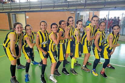 Las jugadoras del equipo alevín de San Isidro muestran sus ‘tatuajes’.