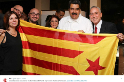 El presidente de Venezuela, Nicolás Maduro, se fotografía con una 'estelada' junto a representantes de Ítaca.-