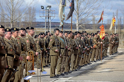 Militares del Regimiento Farnesio en el acto de ayer en Santovenia-J. CASTILLO