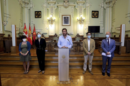 María Sánchez, Pilar del Olmo, Óscar Puente, Pedro Herrero y Martín Fernández Antolín, en el Ayuntamiento. ICAL