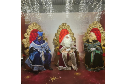 Los Reyes Magos en los tronos dispuestos en El Corte Inglés de Valladolid. -EL CORTE INGLÉS