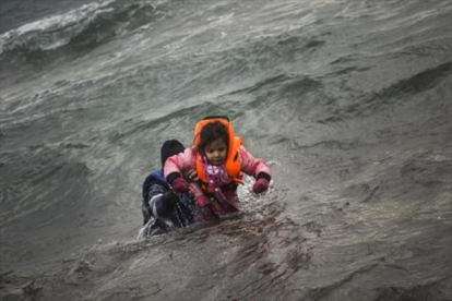 Refugiados tratando de llegar a Lesbos.-AP / SANTI PALACIOS