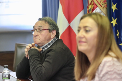 El alcalde de Villalar de los Comuneros, Luis Alonso, junto a la delegada del Gobierno, Virginia Barcones, que preside la Comisión Local de Seguridad para coordinar el dispositivo del Día de Castilla y León. -ICAL