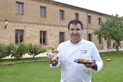 Juan  Carlos Benito en el interior del complejo del Convento Grumer en la localidad soriana de Almazán.-