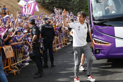 Llegada del Real Valladolid al estadio en la previa del encuentro ante el Huesca. / J. M. LOSTAU