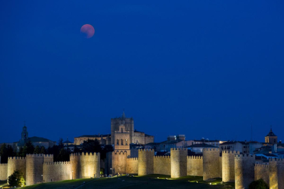 Eclipse de Luna en Ávila.-RICARDO MUÑOZ
