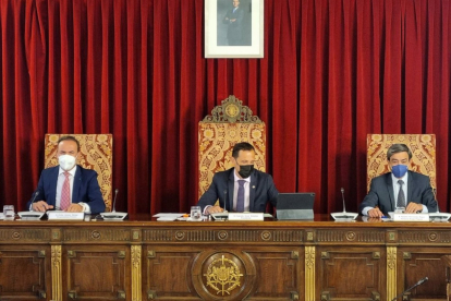 Mesa presidencial en el Pleno de la Diputación Provincial de Valladolid, el primero totalmente presencial desde el inicio de la pandemia. - EUROPA PRESS