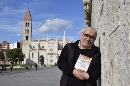 Miguel Ángel Galguera, con su último libro en las manos, en la plaza de Portugalete (Valladolid).-