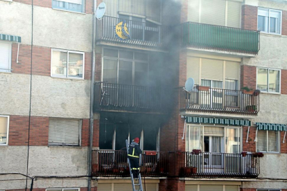 Un bombero interviene en la vivienda siniestrada en Cuéllar.-ICAL