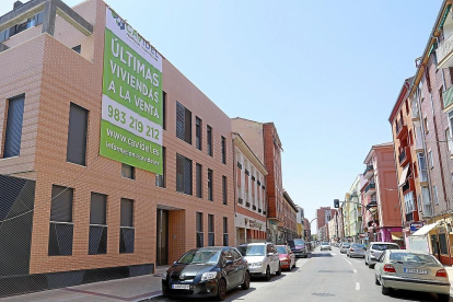 Cartel de venta en un bloque de viviendas de Valladolid.