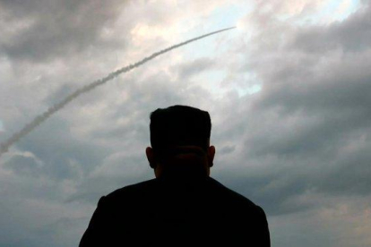 Kim Jong un observa el lanzamient de los misiles de corto alcance.-AFP