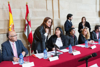 La presidenta de las Cortes, Silvia Clemente, conversa con la socialista Ana Sánchez, en presencia de Ramiro Ruiz, Carlos Chávez y Belén Rosado.-ICAL