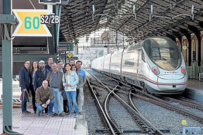Integrantes de la Asociación de Usuarios AVE Valladolid en la estación de trenes.-PABLO REQUEJO