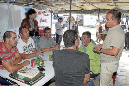 El secretario regional de UGT-FICA, Pedro Hojas(D), visitó ayer el campamento de los trabajadores de Vestas en Villadangos del Páramo (León).-ICAL