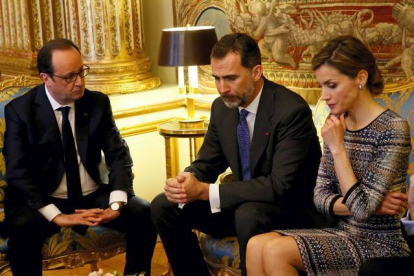 El presidente de Francia, François Hollande, y los Reyes de España el 24 de marzo, en París, durante la visita oficial que se acabó suspendiendo por el accidente del avión de Germawings. © CASA DE S.M. EL REY