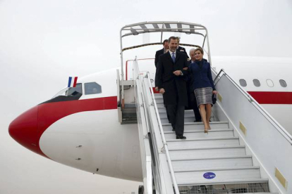 Los Reyes Felipe y Letizia descienden del avión en el que se trasladaron a París en viaje de Estado por el accidente del avión de Germawings ocurrido en los Alpes franceses el pasado 24 de marzo. © CASA DE S.M. EL REY