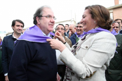 La presidenta de las Cortes coloca el pañuelo de Villalar a Herrera-ICAL