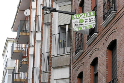 Cartel de alquiler de pisos en una calle de Valladolid.-J. M. LOSTAU