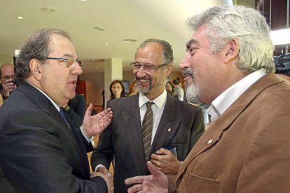 Juan Vicente Herrera, Luis Fuentes y José Ignacio Delgado, en un momento de la conversación tras el Pleno.-ICAL