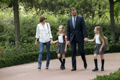 Los Reyes pasean por los jardines del Palacio de la Zarzuela con sus hijas Leonor y Sofía, aún vestidas con el uniforme escolar y con las mochilas a sus espaldas. © CASA DE S.M. EL REY