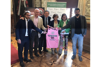 Nacho Pereda, Mike Hansen, Francisco Javier Arroyo, María Victoria Soto y Alberto Bustos, con la ‘armadura’ rosa.-G. V.