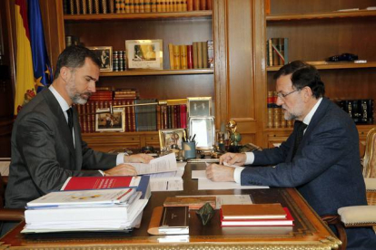 El jefe del Estado, Felipe VI, en uno de sus despachos habituales con el presidente del Gobierno, Mariano Rajoy. © CASA DE S.M. EL REY