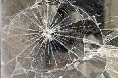 Imagen del cristal roto de la Policía de Valladolid. - EM