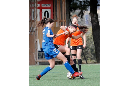 Elisa, autora de un gol, protege el balón ante una rival. / PHOTOGENIC