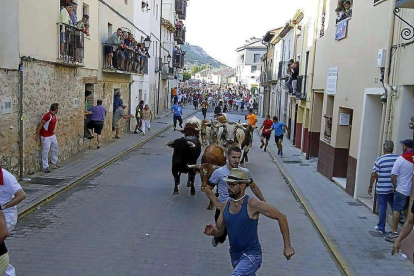 Un momento del encierro de ayer en Peñafiel.-E.M.