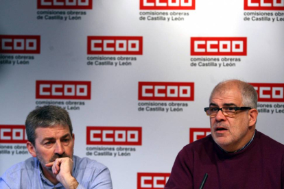 El secretario regional de Estudios y Asesoramiento Jurídico de CCOO, Carlos Castedo (D), y el secretario de Comunicación del sindicato, Luis Fernández Gamazo (I)-Ical