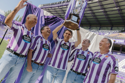Redondo, Eusebio, Moré, Minguela y Gail con la Copa de la Liga y la nueva camiseta. / RV